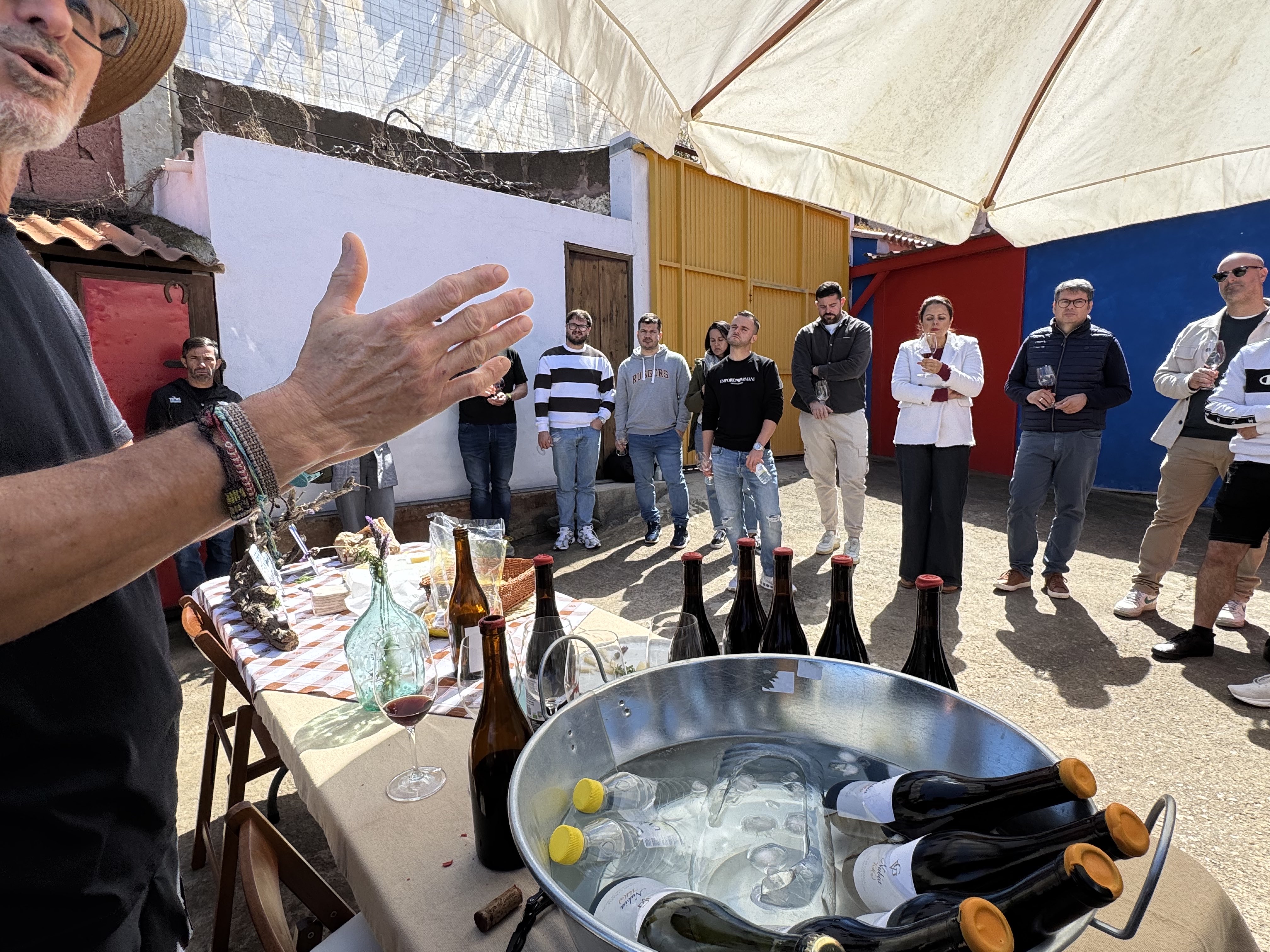 Una veintena de cocineros y profesionales de sala recorren el norte de Gran Canaria para conocer de primera mano el producto local