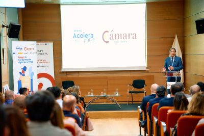 La Cámara, a través de su oficina Acelera Pyme, presentó la conferencia “Inteligencia Artificial y el futuro empresarial” que ofreció la experta en tecnología, Silvia Leal